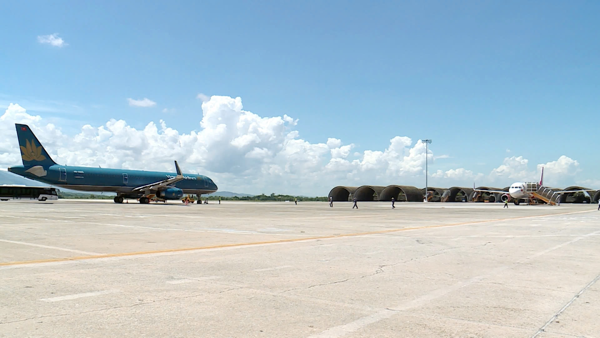 Các hãng hàng không lớn như Vietnam Airlines khai thác các đường bay đến TP.HCM, Hà Nội và nhiều tỉnh thành khác đến với Chu Lai 